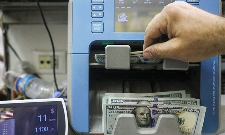 Dolar melemah jelang rilis data inflasi utama Amerika Serikat