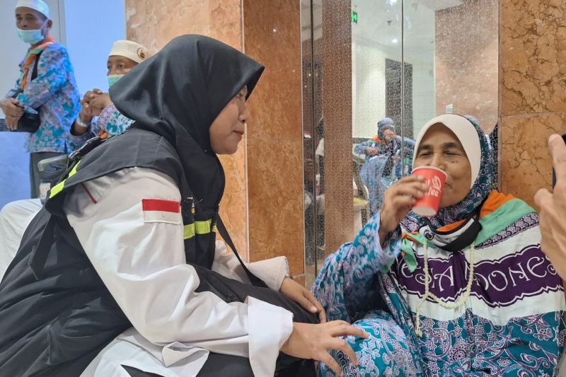 Jemaah haji lansia mendapatkan minuman pengganti makanan Jemaah haji lansia mendapatkan minuman pengganti makanan