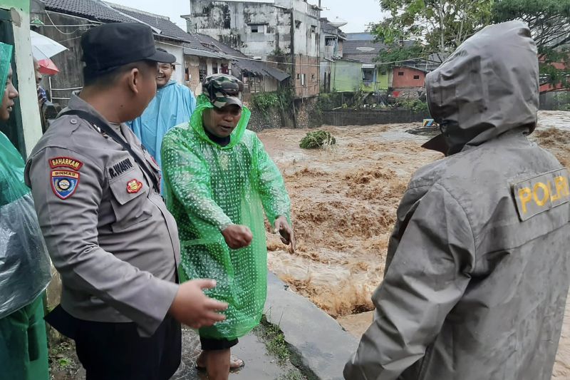 Korban terseret arus saat banjir di Malang ditemukan meninggal dunia Korban terseret arus saat banjir di Malang ditemukan meninggal dunia