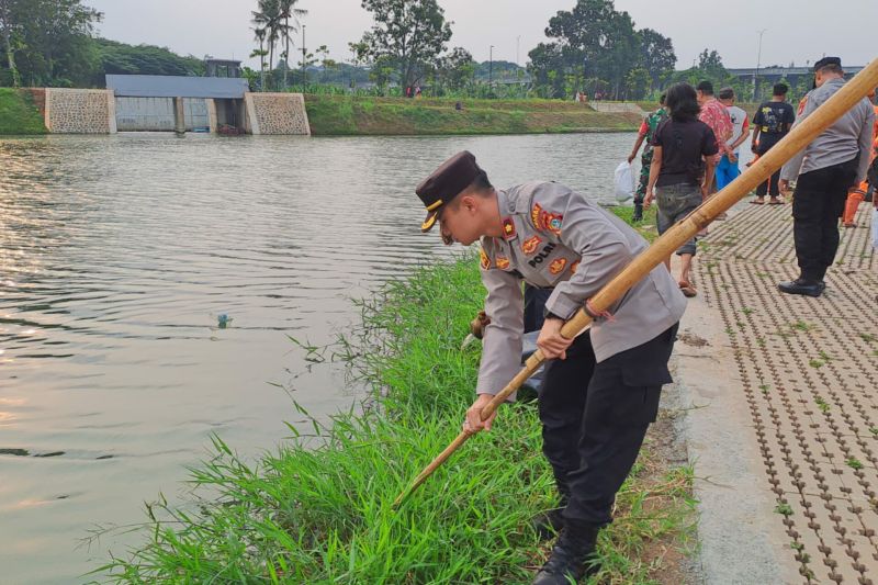 Polsek Jagakarsa kumpulkan dua truk sampah plastik dari Waduk Brigif Polsek Jagakarsa kumpulkan dua truk sampah plastik dari Waduk Brigif