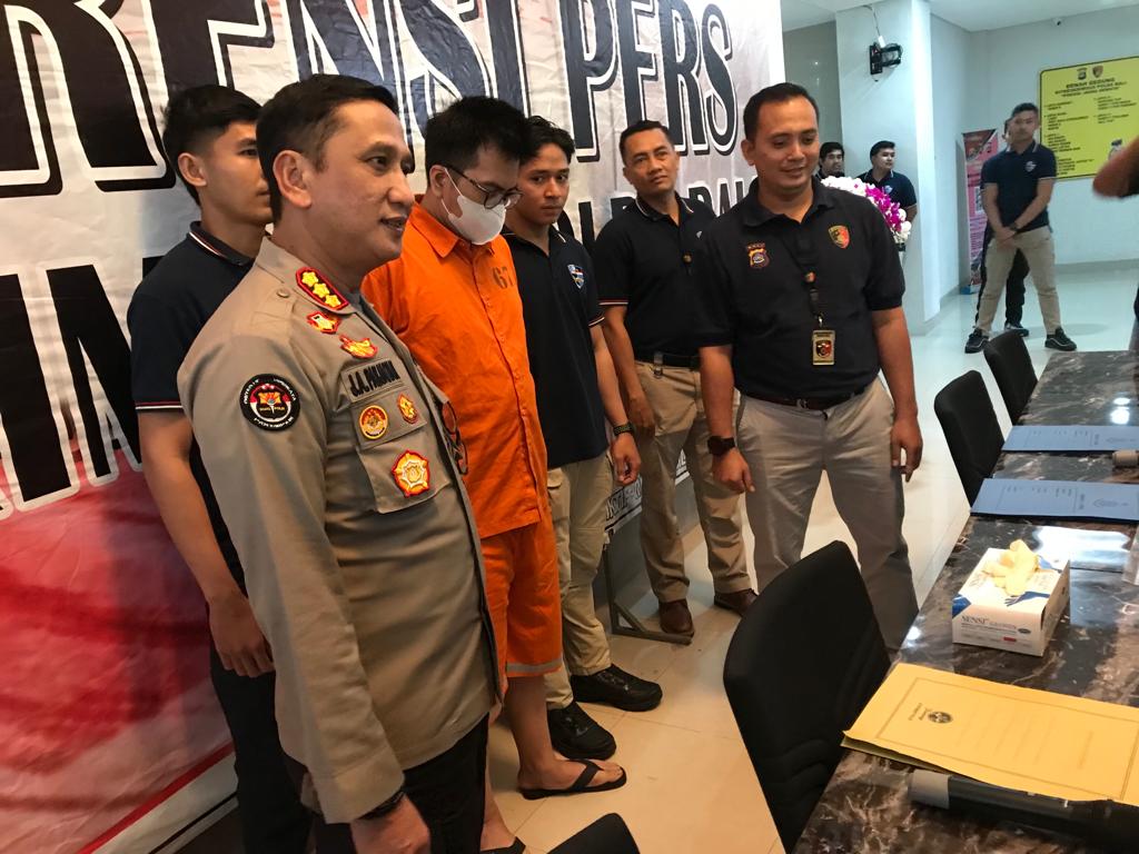 Polda Bali tangkap terduga pelaku skimming kartu kredit Polda Bali tangkap terduga pelaku skimming kartu kredit