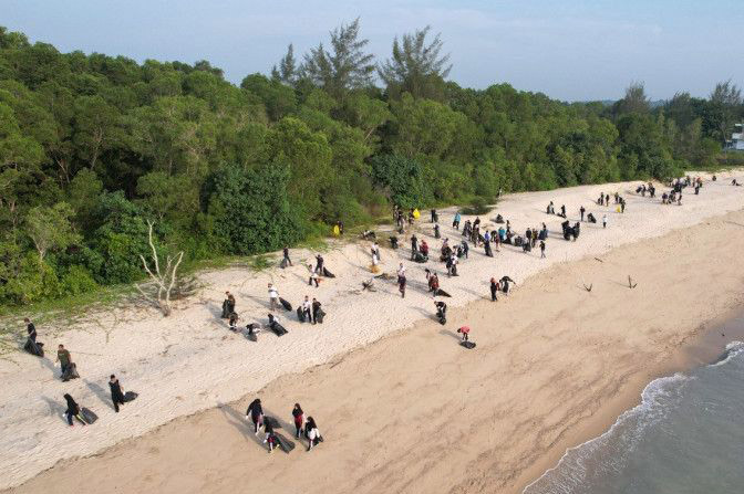 PT Timah-warga Bangka bersihkan sampah plastik Pantai Tengkorak PT Timah-warga Bangka bersihkan sampah plastik Pantai Tengkorak