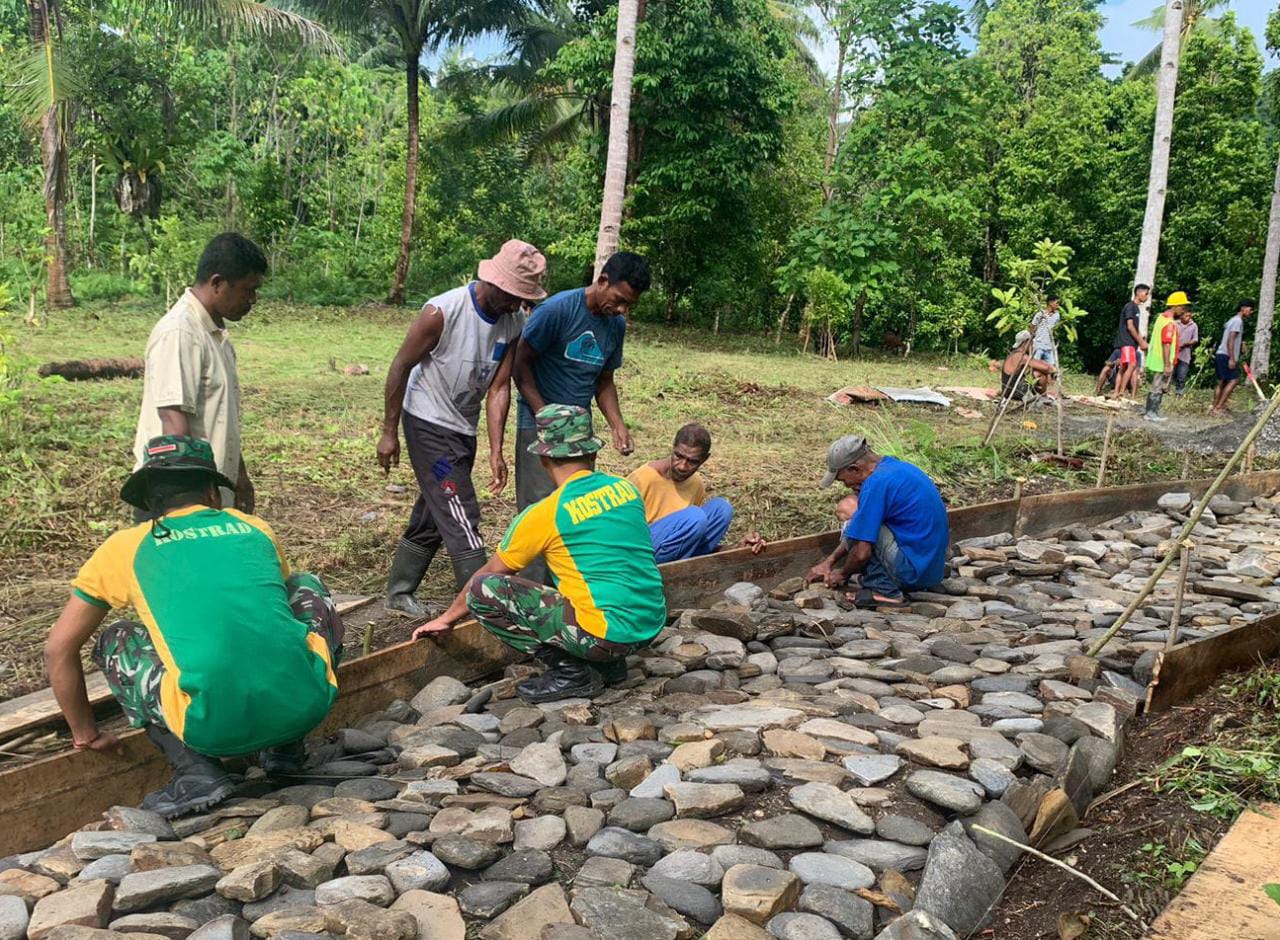 Satgas Yonarmed 1 Kostrad kerja bakti bersama warga bangun jalan usaha tani