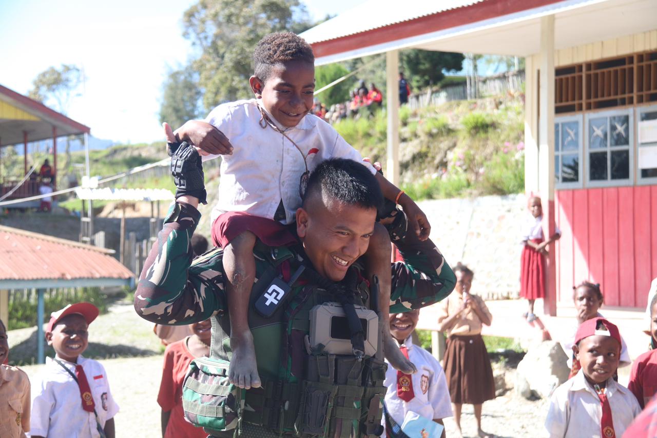Serbu sekolah, upaya Satgas Yonif PR 330/Tri Dharma Divif 1 Kostrad bangkitkan asa anak-anak di Sugapa Serbu sekolah, upaya Satgas Yonif PR 330/Tri Dharma Divif 1 Kostrad bangkitkan asa anak-anak di Sugapa