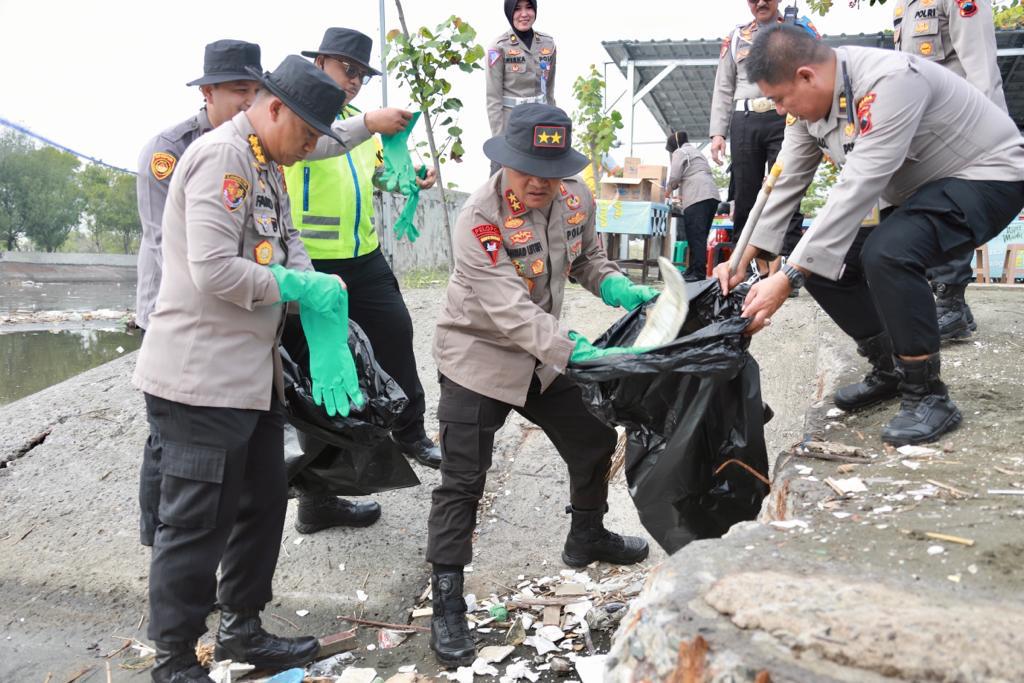 Polda Jateng bersihkan Pantai Tirang dari sampah Polda Jateng bersihkan Pantai Tirang dari sampah