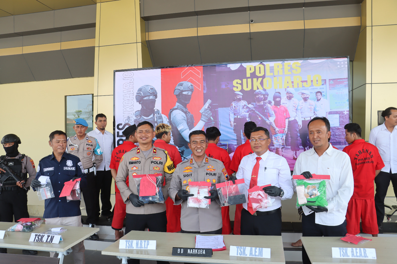 Enam pengedar narkoba ditangkap beserta 2.5 ons barang bukti siap edar Enam pengedar narkoba ditangkap beserta 2.5 ons barang bukti siap edar