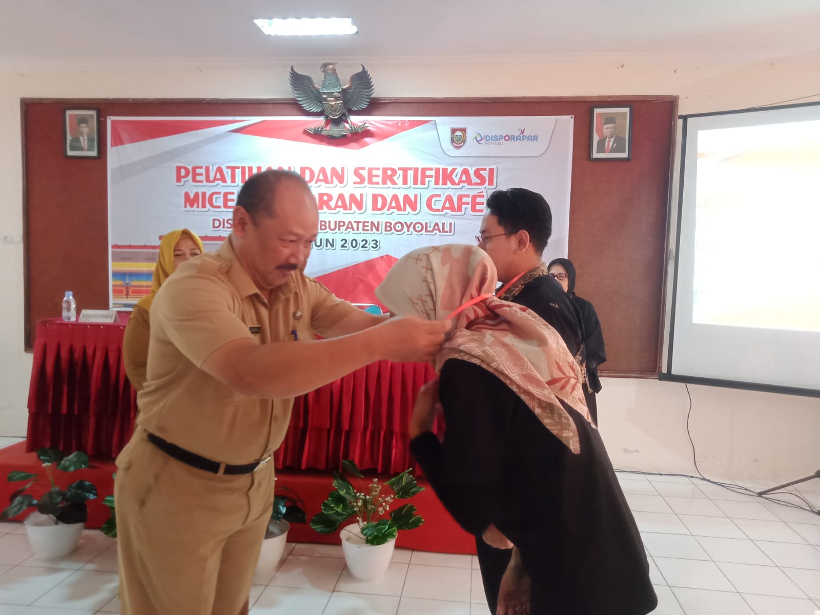 Pelaku usaha restoran dan wisata di Boyolali ikuti sosialisasi peningkatan SDM Pelaku usaha restoran dan wisata di Boyolali ikuti sosialisasi peningkatan SDM