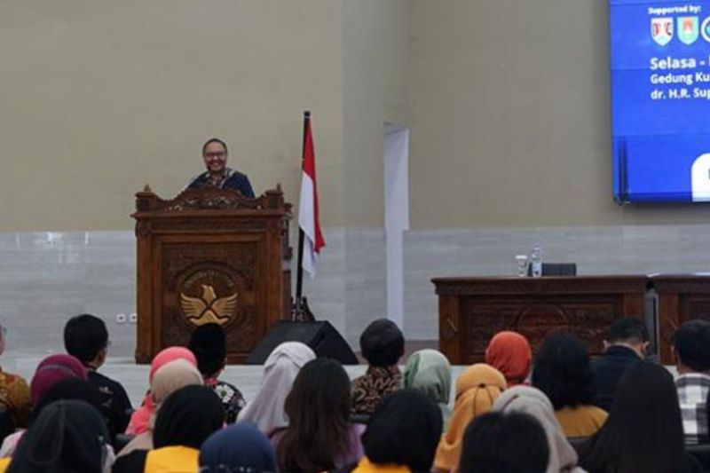 Kemenkominfo tingkatkan literasi digital dengan optimalkan program KKN Kemenkominfo tingkatkan literasi digital dengan optimalkan program KKN