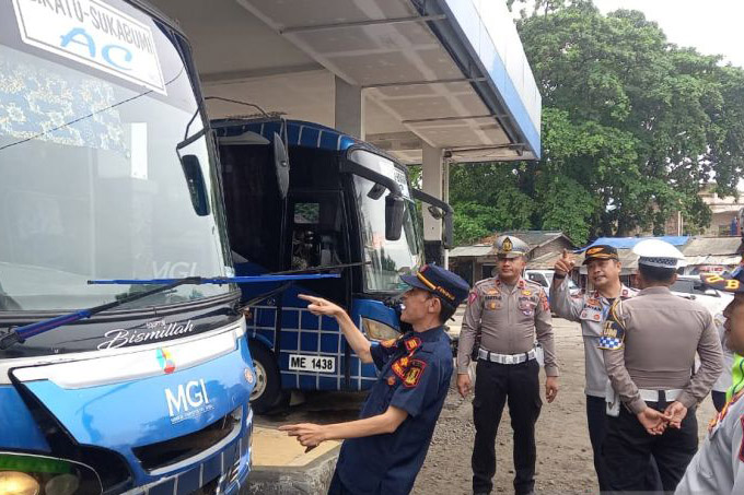 Petugas gabungan periksa urine awak bus untuk cegah kecelakaan Petugas gabungan periksa urine awak bus untuk cegah kecelakaan