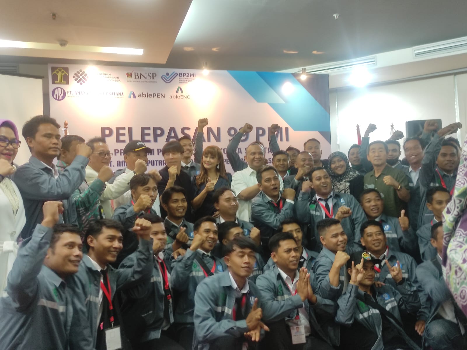 Wamenaker lepas keberangkatan 99 PMI ke Korsel Wamenaker lepas keberangkatan 99 PMI ke Korsel