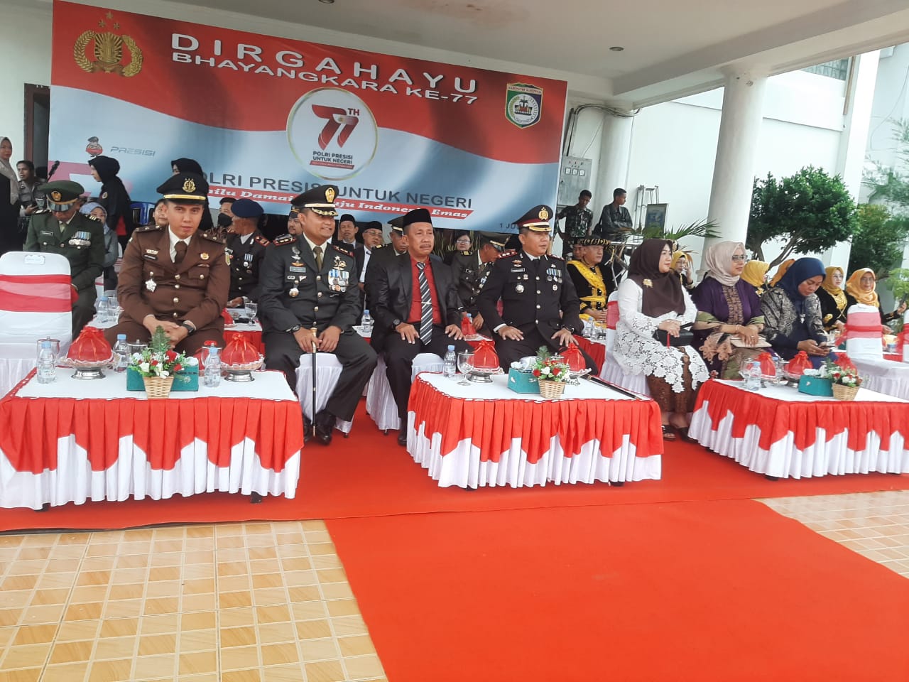 Sinergitas Polri-TNI pada perayaan HUT Bhayangkara ke-77 di Morowali Sinergitas Polri-TNI pada perayaan HUT Bhayangkara ke-77 di Morowali