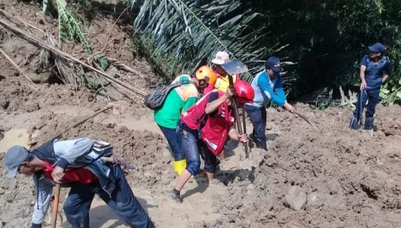 Tim SAR gabungan dibantu anjing pelacak cari korban tertimbun longsor