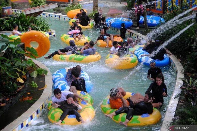 Libur sekolah, wisatawan padati obyek wisata The Jungle Waterpark Libur sekolah, wisatawan padati obyek wisata The Jungle Waterpark