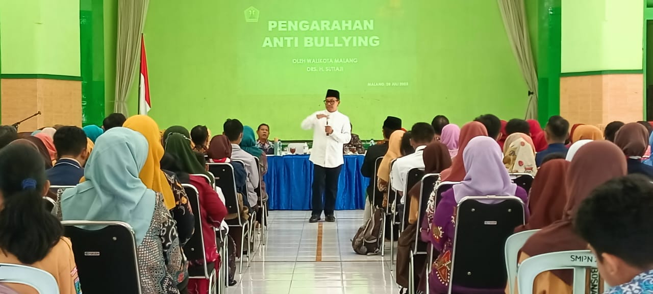Wali Kota Sutiaji minta kepala sekolah tak paksakan pembelian seragam sekolah Wali Kota Sutiaji minta kepala sekolah tak paksakan pembelian seragam sekolah