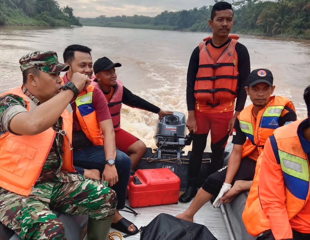 Basarnas dan Tim SAR Gabungan temukan jasad pria hanyut di sungai Basarnas dan Tim SAR Gabungan temukan jasad pria hanyut di sungai