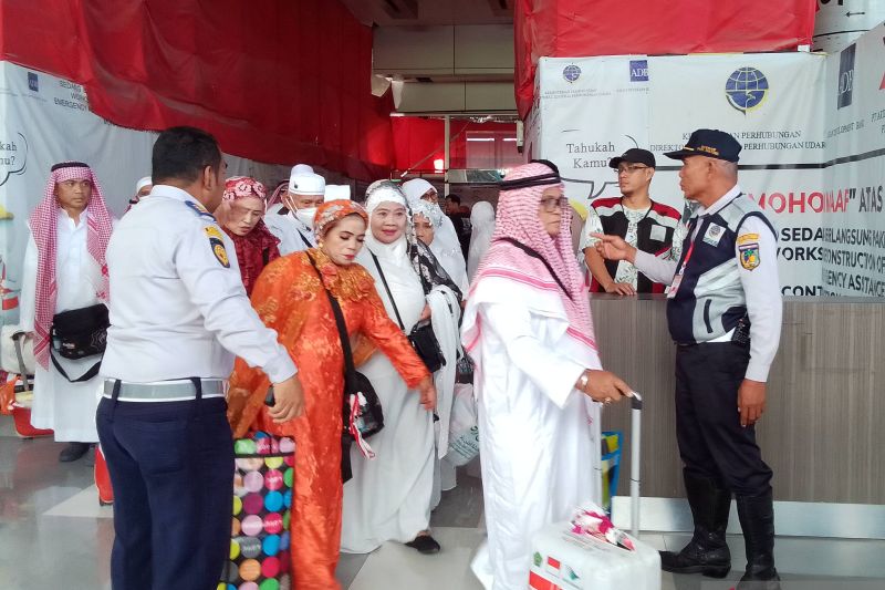 Jemaah haji kloter pertama Sulteng tiba di Bandara Mutiara Sis-Aljufri Jemaah haji kloter pertama Sulteng tiba di Bandara Mutiara Sis-Aljufri