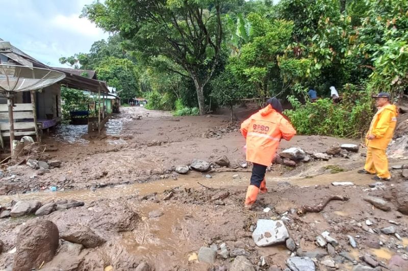 Pemkab Agam kerahkan empat alat berat bersihkan material longsor Pemkab Agam kerahkan empat alat berat bersihkan material longsor