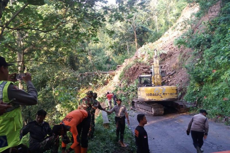 Tiga warga meninggal akibat longsor di Lumajang Tiga warga meninggal akibat longsor di Lumajang
