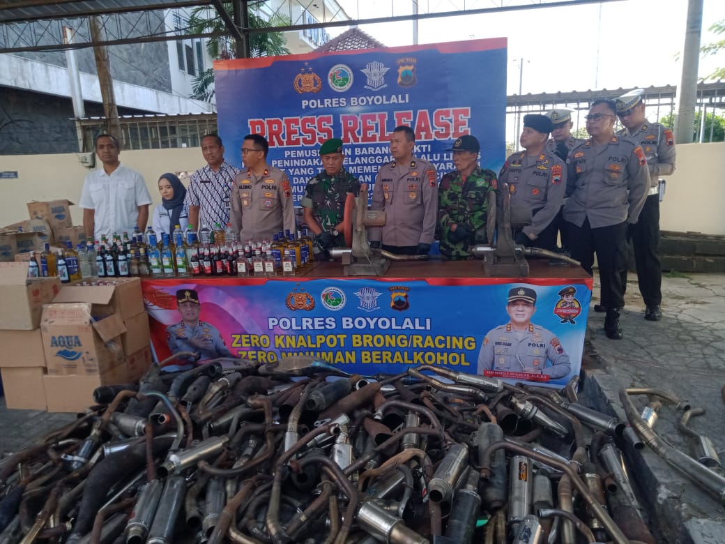 Polres Boyolali musnahkan ribuan liter miras dan ratusan knalpot brong Polres Boyolali musnahkan ribuan liter miras dan ratusan knalpot brong