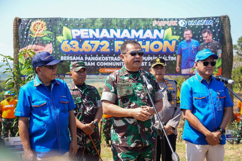Pangkostrad dan Dirut Pupuk Kaltim tanam 63.672 pohon Program Community Forest Pangkostrad dan Dirut Pupuk Kaltim tanam 63.672 pohon Program Community Forest