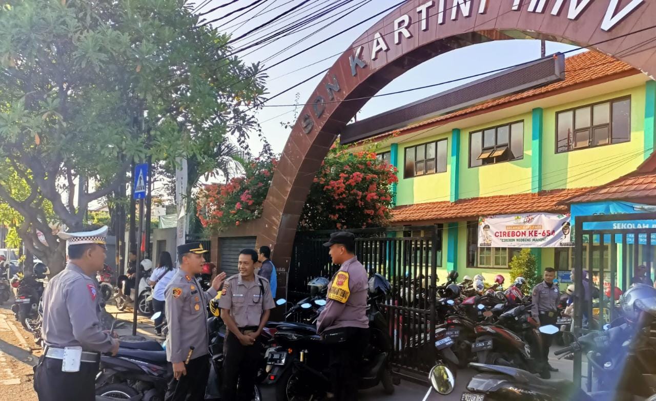 Kapolres Cirebon Kota monitoring hari pertama masuk sekolah Kapolres Cirebon Kota monitoring hari pertama masuk sekolah
