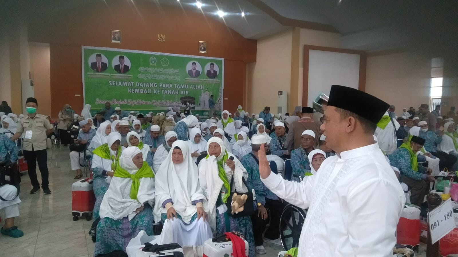 Bupati Labuhanbatu sambut kedatangan 352 jemaah haji Kloter 9 Bupati Labuhanbatu sambut kedatangan 352 jemaah haji Kloter 9