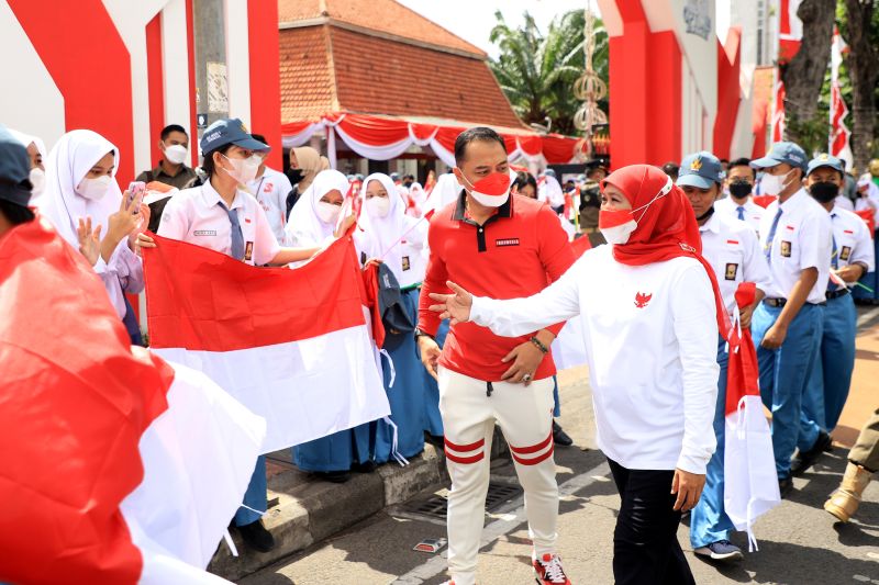 Pemkot Surabaya galakkan gerakan bagi-bagi 10 juta bendera Pemkot Surabaya galakkan gerakan bagi-bagi 10 juta bendera