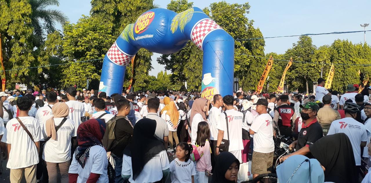 Ribuan orang di Kudus ikuti jalan sehat dan sepeda santai HUT Bhayangkara Ribuan orang di Kudus ikuti jalan sehat dan sepeda santai HUT Bhayangkara