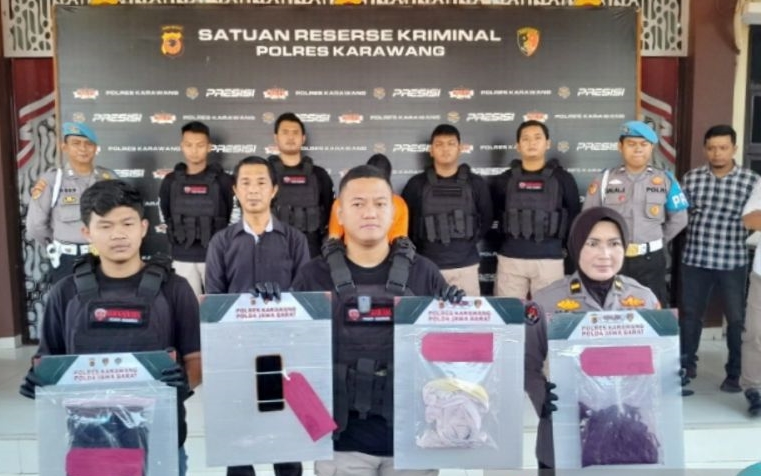 Polres Karawang tangkap pelaku penyiraman air keras guru hingga buta Polres Karawang tangkap pelaku penyiraman air keras guru hingga buta