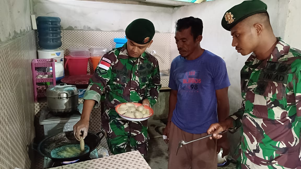Tingkatkan perekonomian, Satgas Yonarmed 1 Kostrad ajarkan warga Maluku buat makanan olahan Tingkatkan perekonomian, Satgas Yonarmed 1 Kostrad ajarkan warga Maluku buat makanan olahan