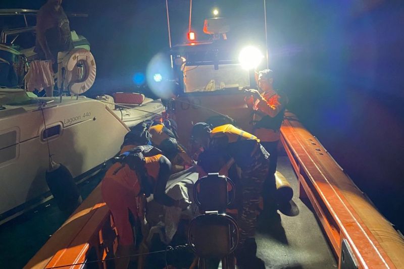 Tim SAR evakuasi WNA Australia yang alami kecelakaan di Ende NTT Tim SAR evakuasi WNA Australia yang alami kecelakaan di Ende NTT