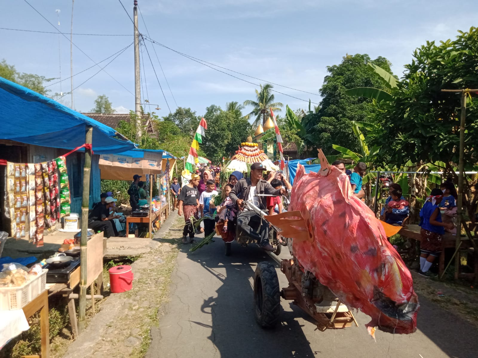 Gelar tradisi Merti Dusun, warga Desa Badung kirap gunungan hasil bumi keliling kampung Gelar tradisi Merti Dusun, warga Desa Badung kirap gunungan hasil bumi keliling kampungÂ