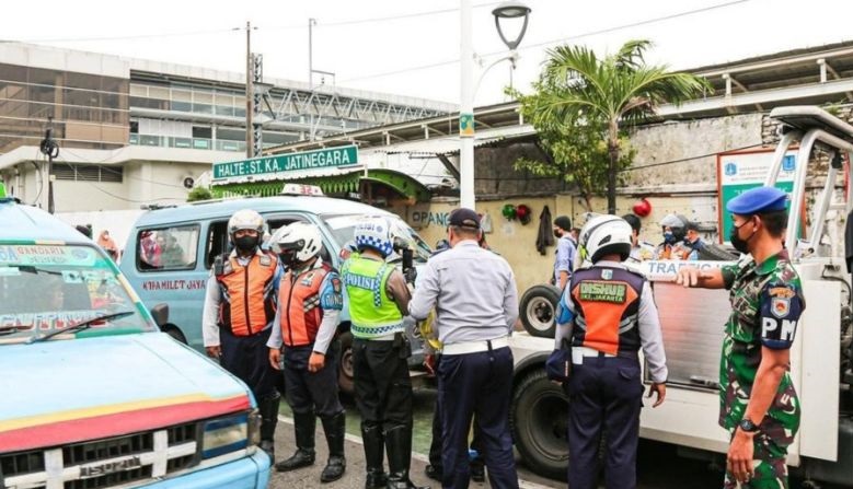 Petugas gabungan tertibkan angkutan umum di Pasar Rebo