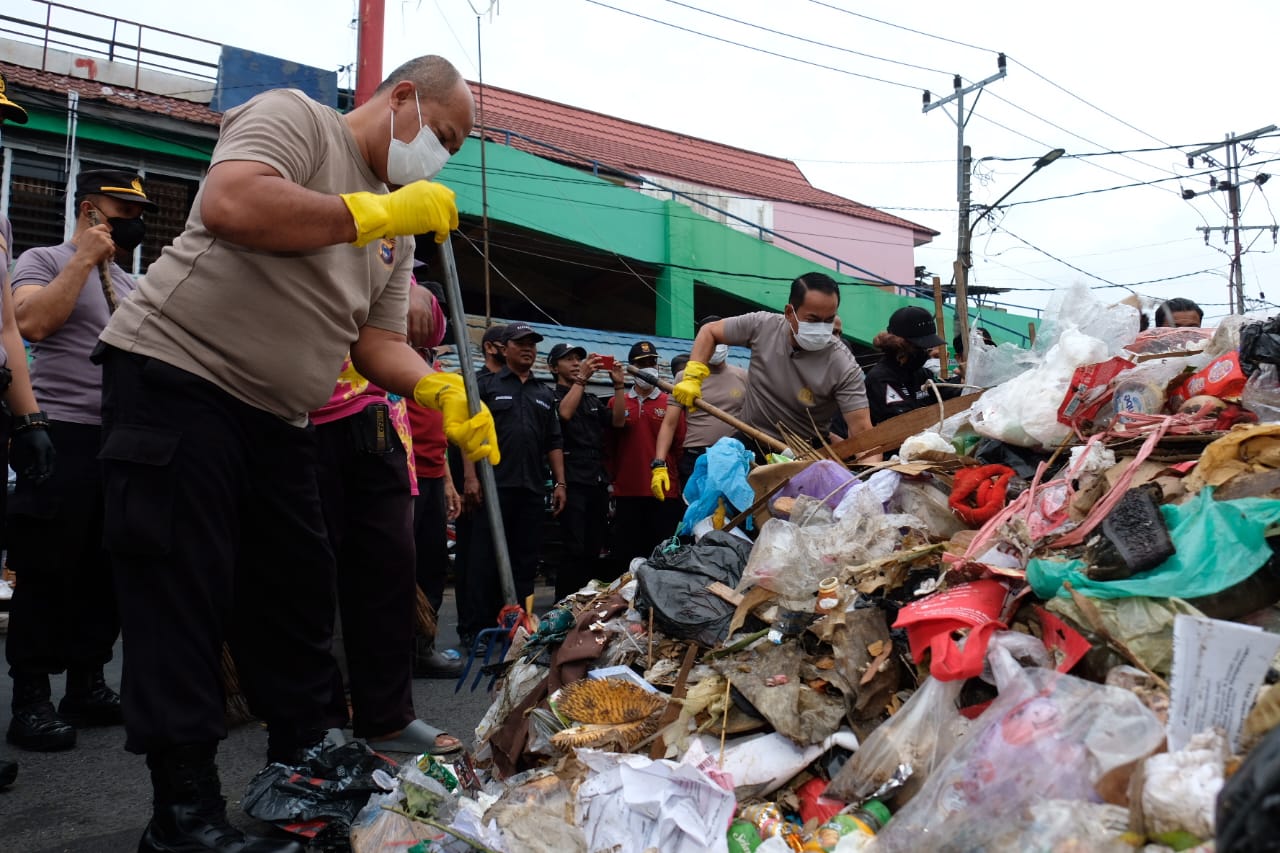 Cinta kebersihan, Polda Kalsel lakukan aksi bersih-bersih lingkungan Cinta kebersihan, Polda Kalsel lakukan aksi bersih-bersih lingkungan