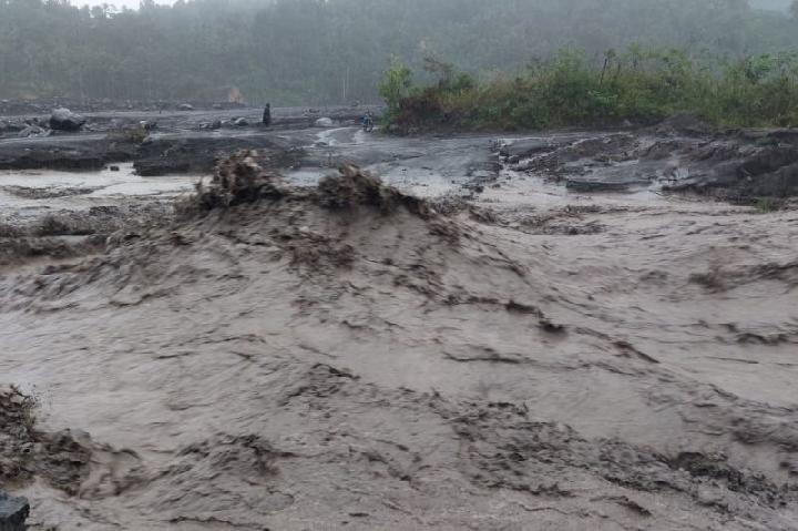 Pemda imbau pengungsi lahar dingin Gunung Semeru tidak dulu kembali ke rumah Pemda imbau pengungsi lahar dingin Gunung Semeru tidak dulu kembali ke rumah