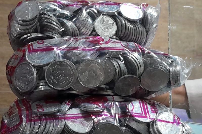 Warga Ternate kumpulkan uang koin untuk modal usaha Warga Ternate kumpulkan uang koin untuk modal usaha