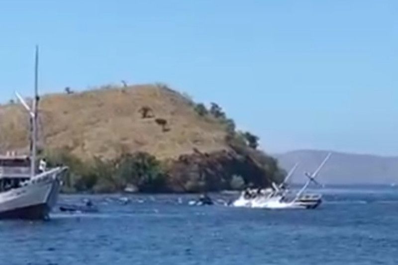 Kapal wisata tenggelam di kawasan Taman Nasional Komodo Kapal wisata tenggelam di kawasan Taman Nasional Komodo