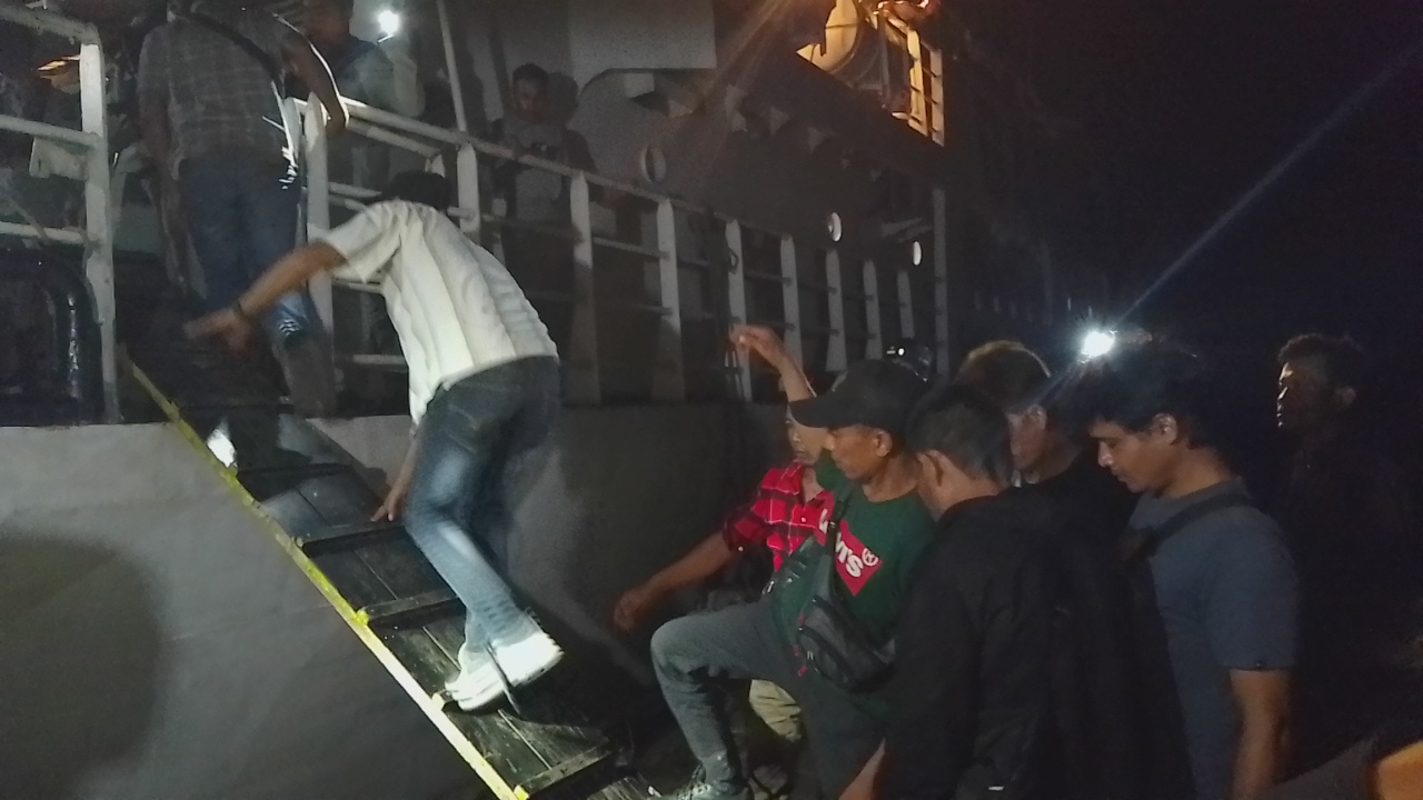 Bakamla RI amankan 8 pekerja migran ilegal di Dumai
