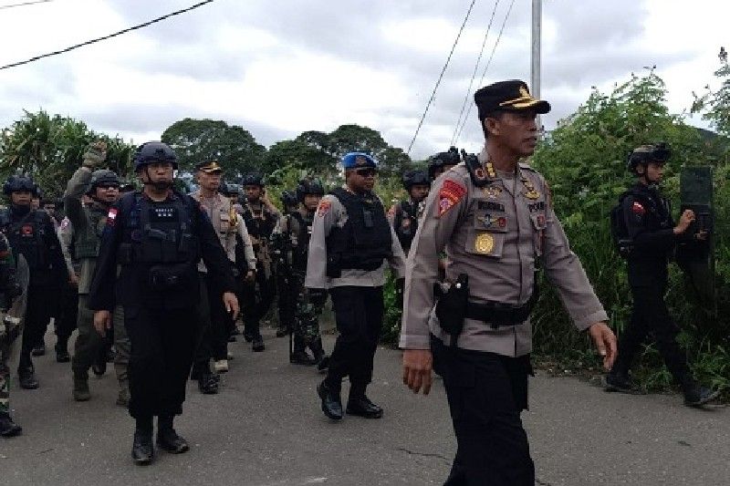 TNI dan Polri lakukan patroli gabungan pulihkan keamanan di Dogiyai TNI dan Polri lakukan patroli gabungan pulihkan keamanan di Dogiyai