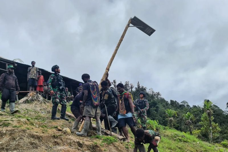 Satgas Raider 433/JS memasang LPJU di Kabupaten Nduga Papua Pegunungan Satgas Raider 433/JS memasang LPJU di Kabupaten Nduga Papua Pegunungan