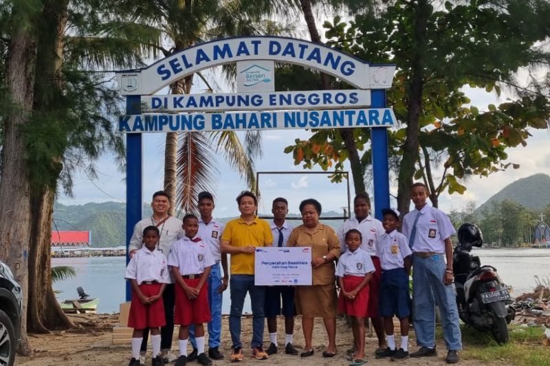 Astra Group Papua berikan beasiswa kepada 31 anak di Kampung Enggros