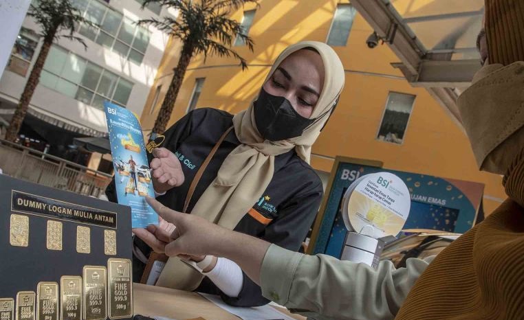 Harga emas Antam hari ini naik Rp11.000 per gram