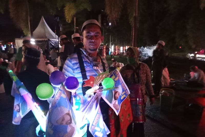 Penjual bendera Habib Syech di Kalteng raup keuntungan jutaan rupiah Penjual bendera Habib Syech di Kalteng raup keuntungan jutaan rupiah