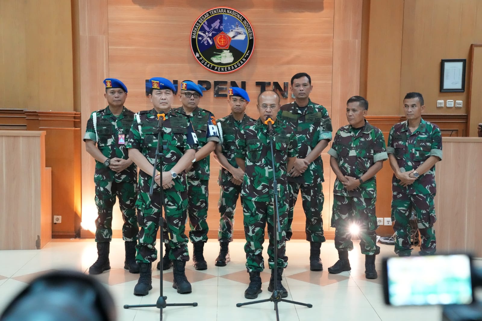 Pencopotan banner foto Capres Ganjar Pranowo di lahan TNI demi jaga netralitas Pencopotan banner foto Capres Ganjar Pranowo di lahan TNI demi jaga netralitas