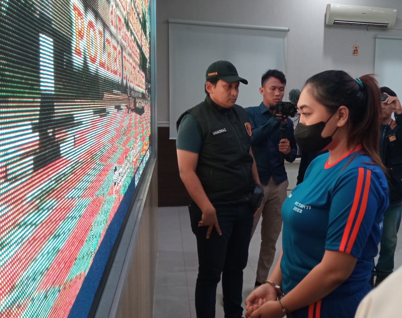 Polres Purwakarta tangkap wanita pelaku penipuan bermodus investasi dan arisan bodong Polres Purwakarta tangkap wanita pelaku penipuan bermodus investasi dan arisan bodong
