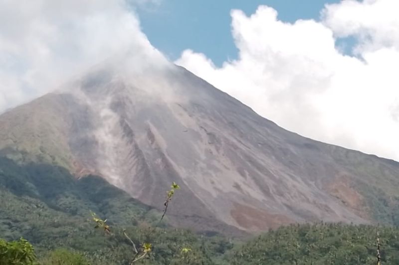 Gempa guguran Gunung Karangetang masih tinggi Gempa guguran Gunung Karangetang masih tinggi