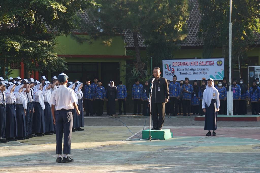 Kawal siswa baru Pj. Wali Kota Salatiga ikuti upacara hari pertama sekolah di SMPN 5 Kawal siswa baru Pj. Wali Kota Salatiga ikuti upacara hari pertama sekolah di SMPN 5