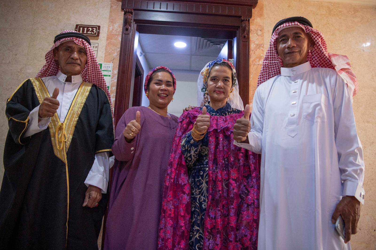 Unik, Jemaah Haji pulang dengan baju adat