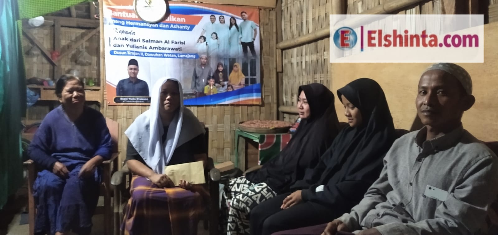 Musisi Anang Hermansyah berikan bantuan pendidikan untuk warga kurang mampu di Lumajang Musisi Anang Hermansyah berikan bantuan pendidikan untuk warga kurang mampu di Lumajang
