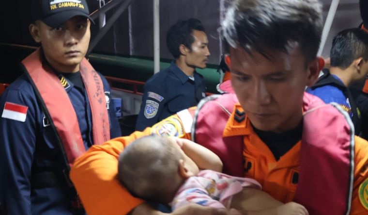 Tim SAR berhasil evakuasi 151 penumpang kapal kandas di Pangkalpinang Tim SAR berhasil evakuasi 151 penumpang kapal kandas di Pangkalpinang